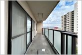 【バルコニー】陽当たりの良いバルコニーで、晴れた日には洗濯物も気持ちよく乾きます。日中は明るい日差しが差し込み、外干しに使いやすいスペースです。
