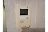 【TVモニター付きインターホン】玄関まで行かずに室内から来客確認ができるため、手が離せない時でも応対ができます。家事中や作業中でもそのまま対応でき、移動の手間を減らしながら来客対応が行えます。
