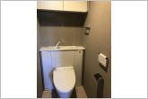 【新築時の画像】シャワー付きトイレを備えており、快適にお使いいただけます。清潔に使いやすく、お手入れもしやすい仕様で、毎日気持ちよくお使いいただけます。