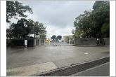 一色中学校（3600m）一色中学校の正門の全景です。