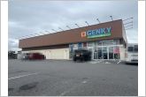 ゲンキー一色番城店（210m）ゲンキー一色番城店の南側からの全景です。