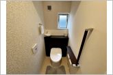 【1階トイレ】1階・2階ともにシャワー機能付きトイレを設置しています。小窓付きのため換気もしやすく、空気の入れ替えがスムーズに行えるのもポイント。