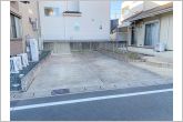 広々3台以上駐車可能なカースペースを確保！ご家族それぞれがお車をお持ちの場合はもちろん、お友達やご親族が遊びに来た際にも困りません。来客時にも安心してお迎えできる、ゆとりのある駐車スペースです。