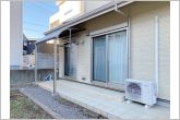 リビングからそのまま庭へ出られるため、お子さまの外遊びやガーデニング、家庭菜園などを身近に楽しめます。屋根付きのテラスがあり、洗濯物も安心。