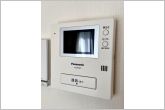 【ＴＶモニター付きインターホン】訪問者の顔を室内から確認して応対できるため、玄関を開ける前に相手を把握しやすくなります。来客対応や不在時の確認にも役立ち、日常の安心感につながります。