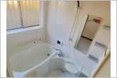 窓付きのため換気しやすく、日差しも取り入られる浴室一日の疲れを癒す浴室です。