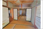 【和室4.5＋和室6帖】玄関横の和室は来客時にとっても便利です２部屋を続間として広々とお使いいただけます。
