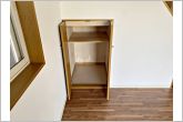 リビングにある収納スペース。使いやすい場所に設えることで、居住空間をスッキリ保てます。