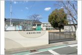 小坂井西小学校（580m）