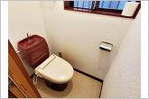 窓付きのトイレで換気もしっかりできます。