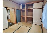 【2階和室】押入付きの和室。布団もすぐ出し入れでき、お昼寝、来客のお泊まりにすぐ対応できます。