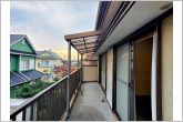 急な雨でも洗濯物が濡れづらい屋根付きです