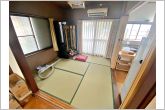 ダイニングキッチンに隣接の和室はご家族でくつろぐのに便利です