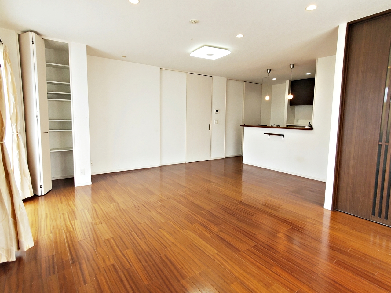 LDKは20畳の広さです。大きな家具を設置してもゆとりある空間です。収納もありますのでお部屋がスッキリと片付きます。