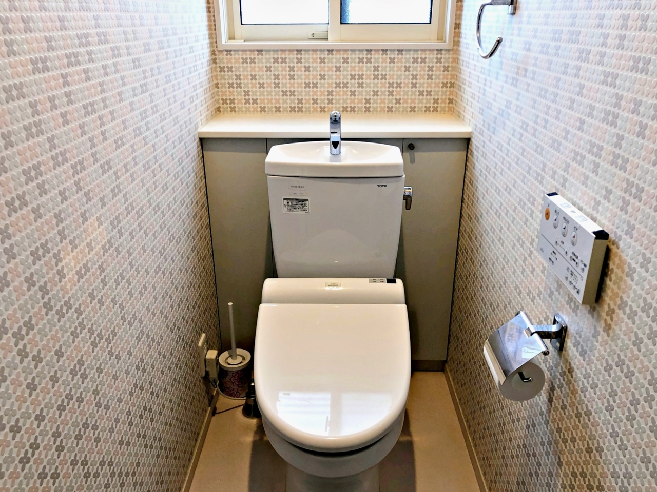 １，２階にトイレがあります。快適な温水洗浄便座付きです！