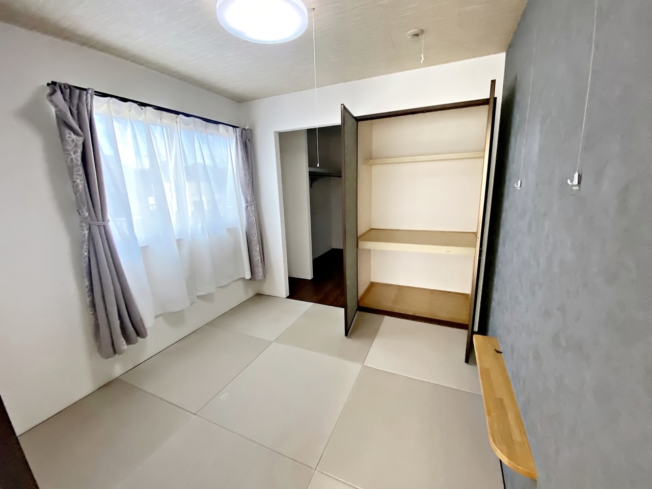 【2階和室4.5帖】南側洋室とつながった和室です。寝室利用がおすすめの落ち着きある空間です。