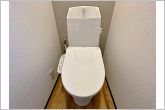 トイレは各階に１つずつあるので、１階と２階を行き来する必要がありません。（トイレ新品交換済）