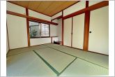 床の間付きの情緒漂う和室。収納もしっかりついているので、おもてなしにも便利（クロス張替え、タタミ表替え済）