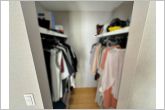 寝室に隣接したウォークインクローゼット！両サイドにたっぷり収納できます！