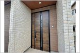 玄関ドアのガラス部分から光が差し込み、明るい玄関でお客様をお迎えできます。