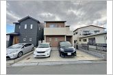 並列2台駐車可能なゆとりあるカースペース。目の前が駐車場だと雨の日も大量にお買い物をした時も便利
