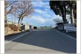 根石小学校（300m）根石小学校の正門の全景です。