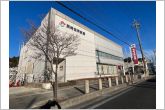 岡崎信用金庫根石支店（300m）岡崎信用金庫根石支店の南側からの全景です。