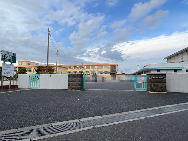 知立小学校（1010m）知立小学校の正門の全景です。