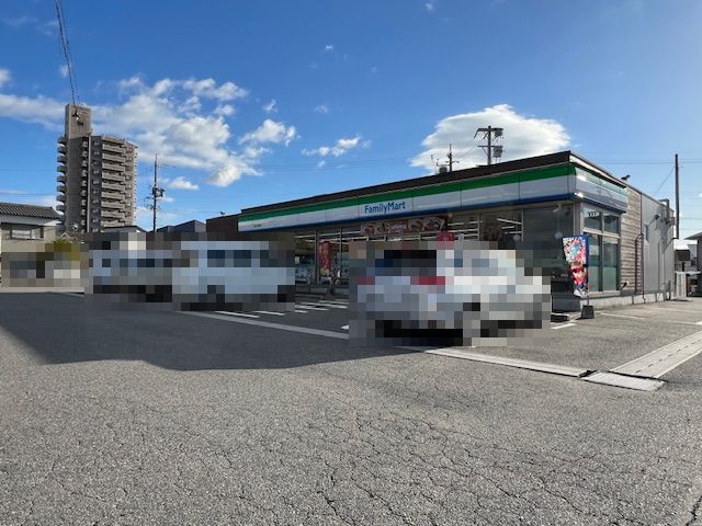 ファミリーマート知立東海道店（500m）ファミリーマート知立東海道店の北側からの全景です。