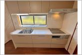 出窓付きで明るく換気もバッチリお皿や調理器具をたくさんしまっておける収納がたっぷりのキッチン。