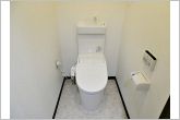 換気扇があるため窓が無くても嫌な臭いもこもりません。また日焼けからトイレを守ります。