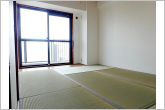 【和室6.8帖】大きな窓から柔らかな光が降り注ぎ、明るさが室内の奥まで行き渡ります。（クロス張替え、畳表替え、襖張替え済）