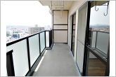 ２部屋からアクセスできるバルコニー。家族分の洗濯物もたっぷり干せます。日当たりも良好です