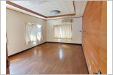 【洋室12帖】明るい寝室で心地のいい朝を迎えられそうです。大きなベッドを置いてもゆったり過ごせるプライベート空間です。