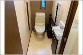 窓があり自然の風や日差しで気持ちの良い開放感のあるトイレ