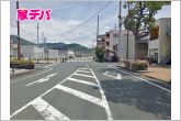 前面道路は公道で、車のすれ違いもラクラクな広々9ｍの幅があります