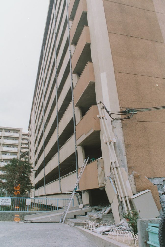 1995年の兵庫県南部地震で1階部分が大きく毀損した鉄筋コンクリート造の建物