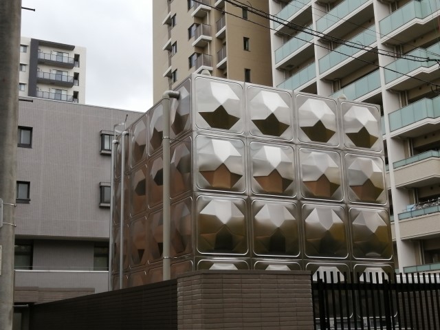 受水槽（貯水タンク）もコスト要因の一つ