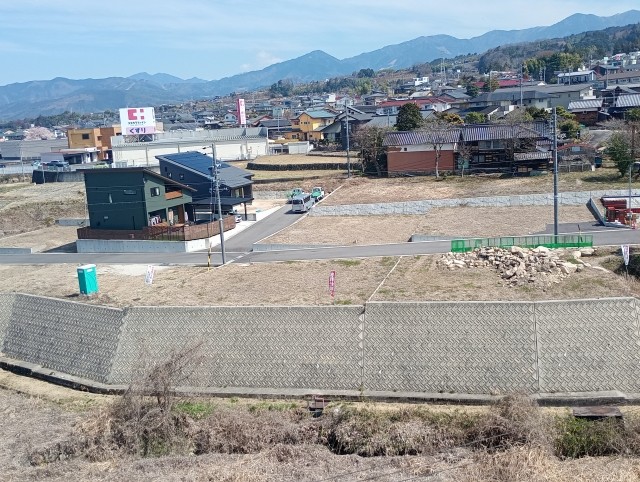 レインズと不動産情報ライブラリの数値が違うのはなぜですか?