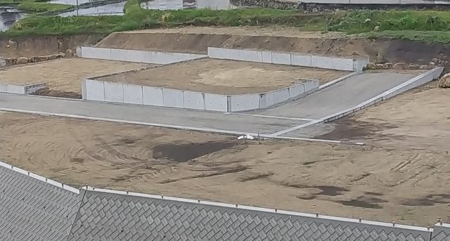 二つの成約資料で共通するのは二千万円台から四千万円台の厚さ