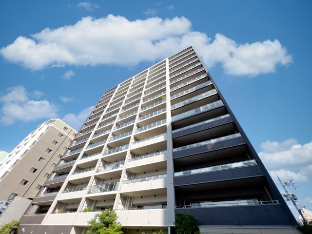 二資料の平均は約1,069万円で一致し中央値も1,100万円前後に近い